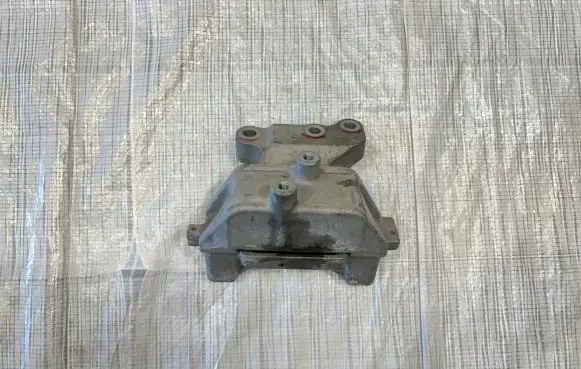 Mitsubishi Outlander Engine mount bracket
