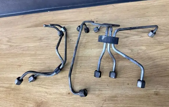 Volvo XC90 Fuel injector supply line/pipe 