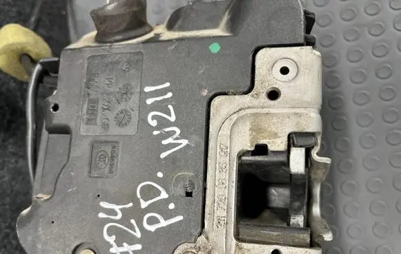 Mercedes-Benz E W211 Front door lock 2117200335