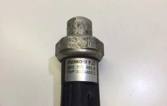 Volkswagen PASSAT B5 Air conditioning (A/C) pressure sensor 8D0959482B