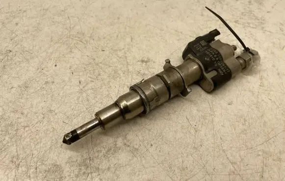 BMW 5 F10 F11 Fuel injector 7585261
