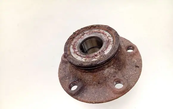 Volkswagen Touran I Rear wheel hub