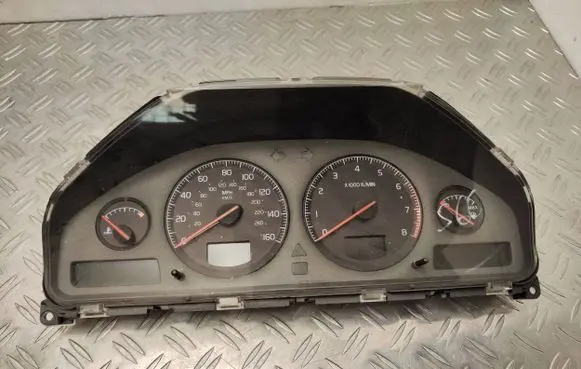 Volvo V70 Speedometer (instrument cluster) 8637994 8602472 9459821
