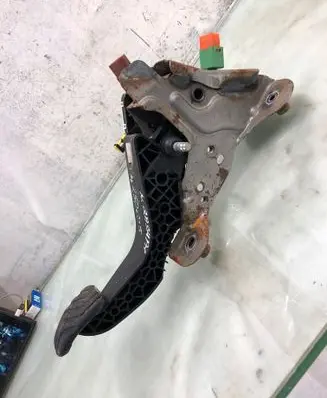 Nissan Qashqai J12 Clutch pedal 