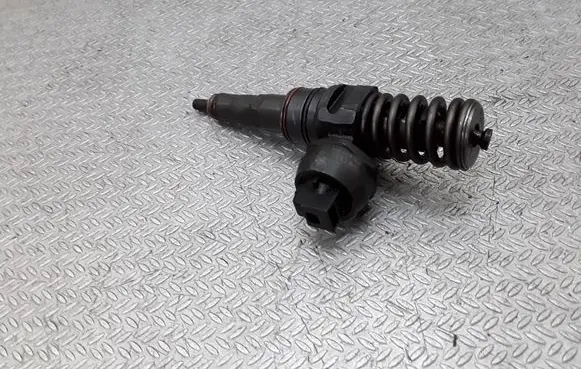 Volkswagen Golf IV Fuel injector 038130073AQ