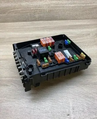 Volkswagen Golf V Fuse module 1K0937125