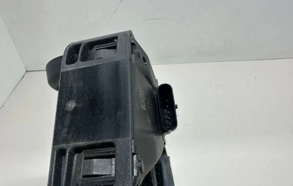 Mercedes-Benz E W238 Accelerator throttle pedal A2053000104 0834 231216