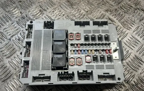 Jaguar XF X250 Fuse module 8X2T14B476BF
