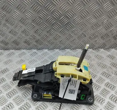 Volvo V40 Gear shifter/selector P31367680 31367680