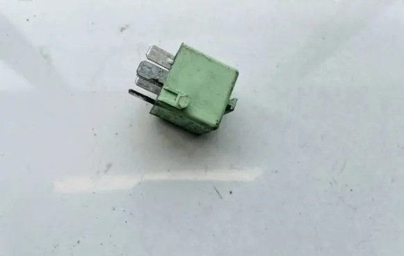 BMW 5 E39 Other relay 61368373700 v23134-k59-x312