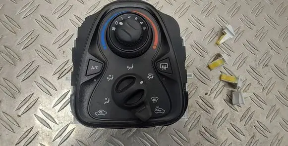 Toyota Aygo AB40 Climate control unit 55900YV030
