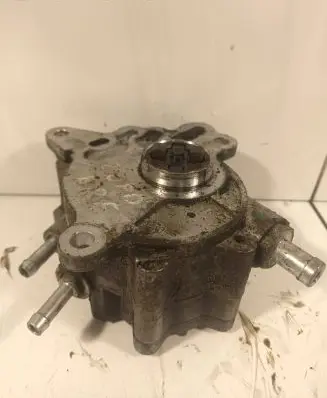 Volkswagen Jetta V Vacuum pump 03G145209C