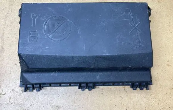 Opel Zafira C Fuse box cover 13302323