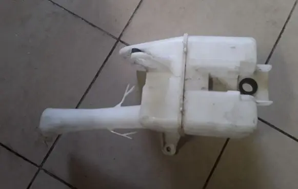 Toyota Corolla E120 E130 Windshield washer fluid reservoir/tank 060851 060851054