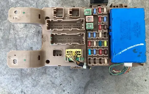 Toyota Corolla E120 E130 Fuse module 8264102040 MB2323008521