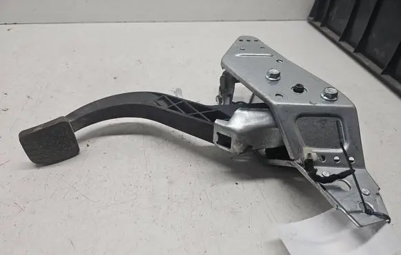 Opel Astra H Clutch pedal 28870