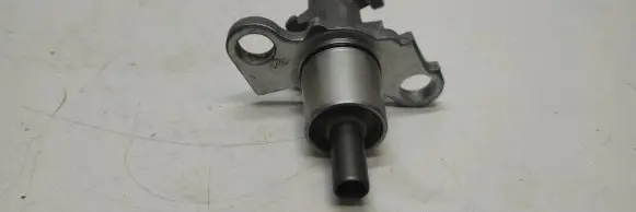 Volkswagen PASSAT B5 Master brake cylinder ATUR2435