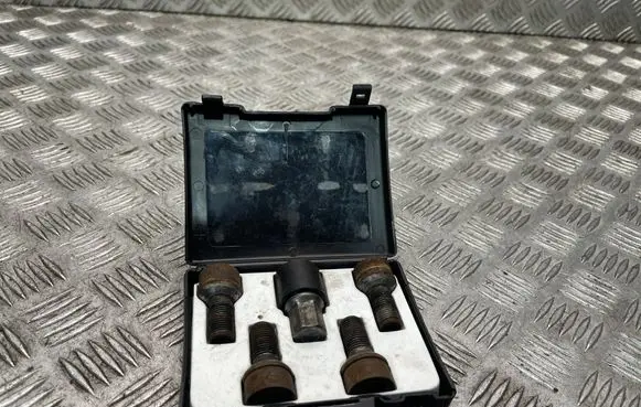 Mercedes-Benz A W176 Anti-theft wheel nuts and lock B66470155