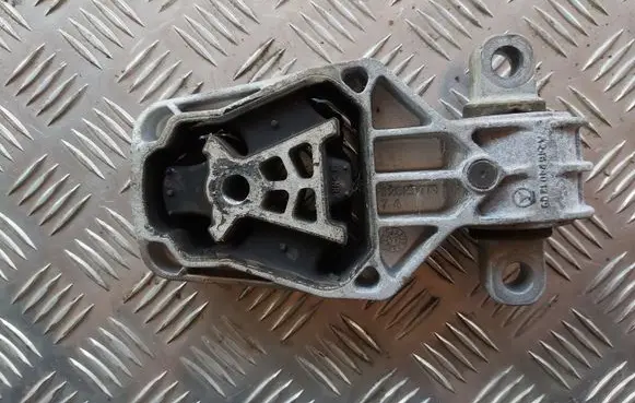 Mercedes-Benz CLA C117 X117 W117 Engine mount bracket A2462401209