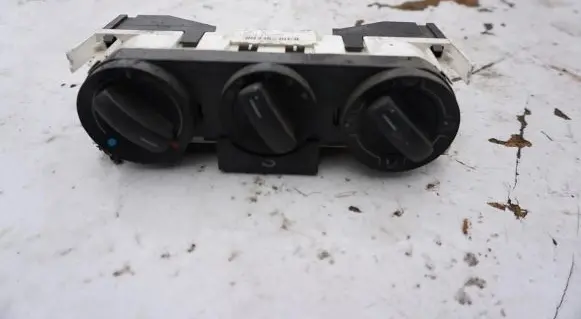 Volkswagen Polo IV 9N3 Climate control unit