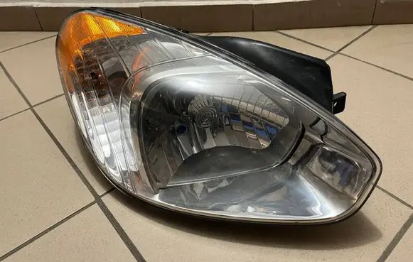 Hyundai Accent Headlight/headlamp 92102-1E000