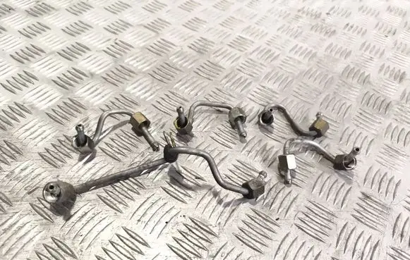 Volkswagen Touran II Fuel injector supply line/pipe 