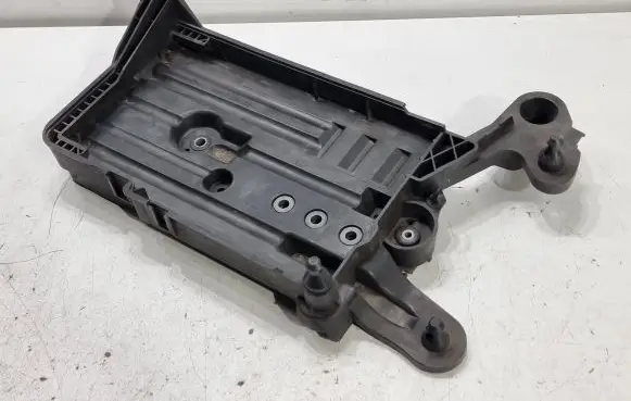 Volkswagen PASSAT B8 Battery tray 5Q0915321H