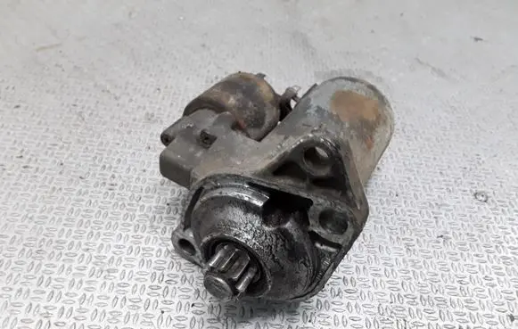 Volkswagen Golf IV Starter motor 001121006