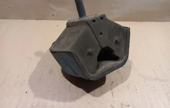 BMW 5 E34 Engine mount bracket 1135773