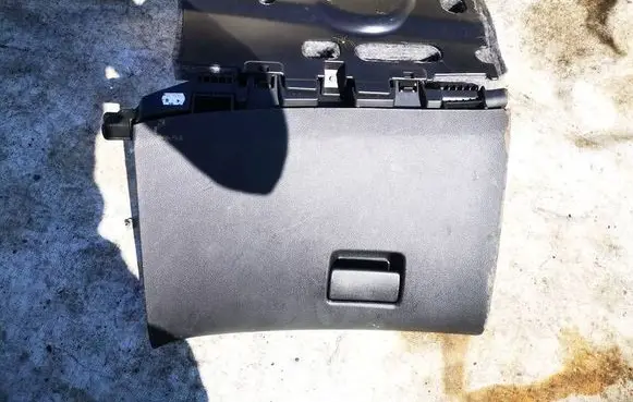 Opel Astra J Glove box