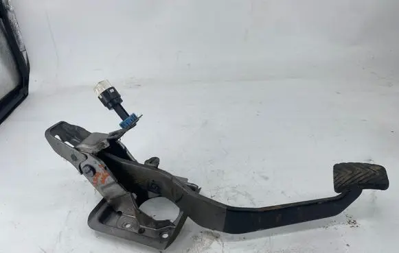 Mitsubishi L200 Brake pedal 4620A014