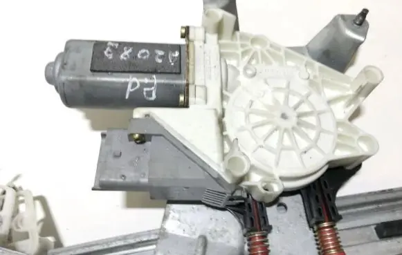 Toyota Yaris Front door window regulator motor 128000291 9700-105129-500