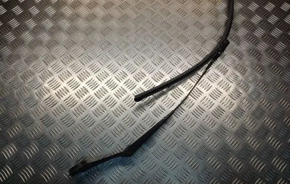 Front wiper blade arm