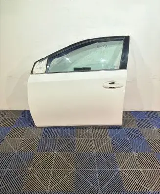 Toyota Auris E180 Front door 
