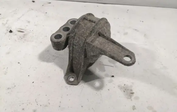 Opel Zafira A Engine mount bracket