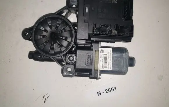 Volkswagen PASSAT B6 Front door window regulator motor 3AA959702A 3C095979
