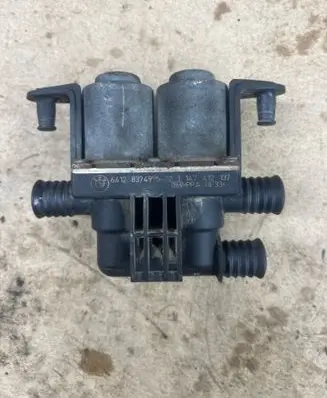 BMW 5 E39 Coolant heater control valve 8374995 1147412137