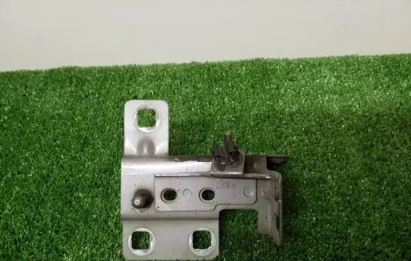 Opel Vivaro Fender mounting bracket 7993R