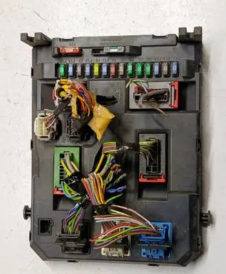 Peugeot 207 Fuse module 9664983180 22661F01 PRT0676001