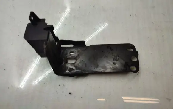 Radiator support slam panel bracket