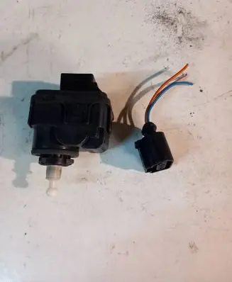 Audi A6 S6 C5 4B Headlight level adjustment motor 8L0941295