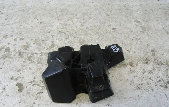 Ford Fiesta Front bumper mounting bracket H1BB17D958A1