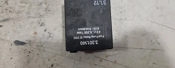 Mercedes-Benz E W124 Fuel pump relay 3301140