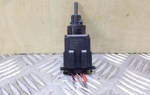 Volkswagen PASSAT B5.5 Brake pedal sensor switch 3B0945511A