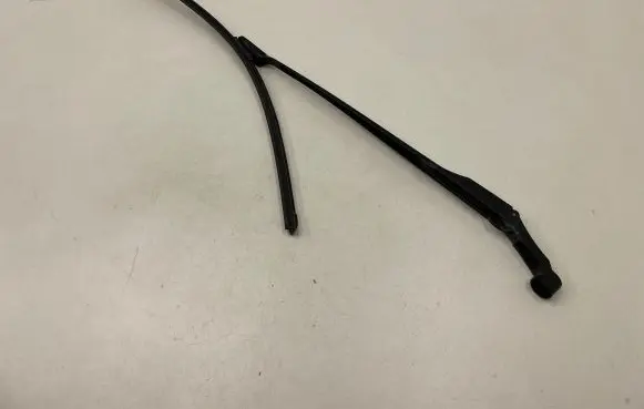Toyota Avensis T270 Front wiper blade arm 3392125686 79983 B0SCH