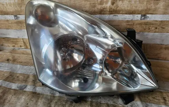 Toyota Corolla Verso AR10 Headlight/headlamp 3124