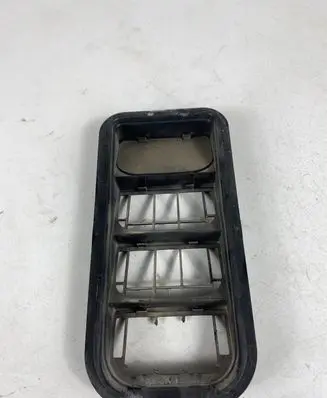 Quarter panel pressure vent