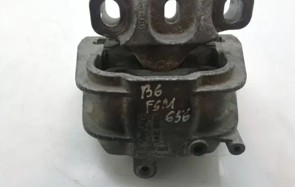 Volkswagen PASSAT B6 Engine mount bracket 1K0199262
