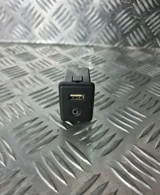 Opel Insignia A USB socket connector 13506014