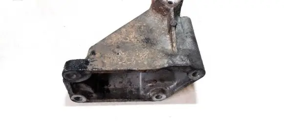 Lexus IS 200-300 Engine mounting bracket